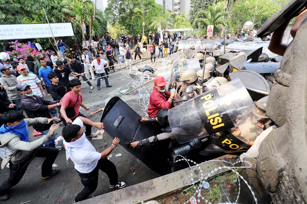 Petugas kepolisian berusaha menerobos massa yang menolak proses eksekusi pengosongan lahan kawasan eks Hotel Sultan di Blok 15 Gelora Bung Karno, Senayan Jakarta, Kamis (18/6/2026).  (Beritanasional.com/Oke Atmaja)