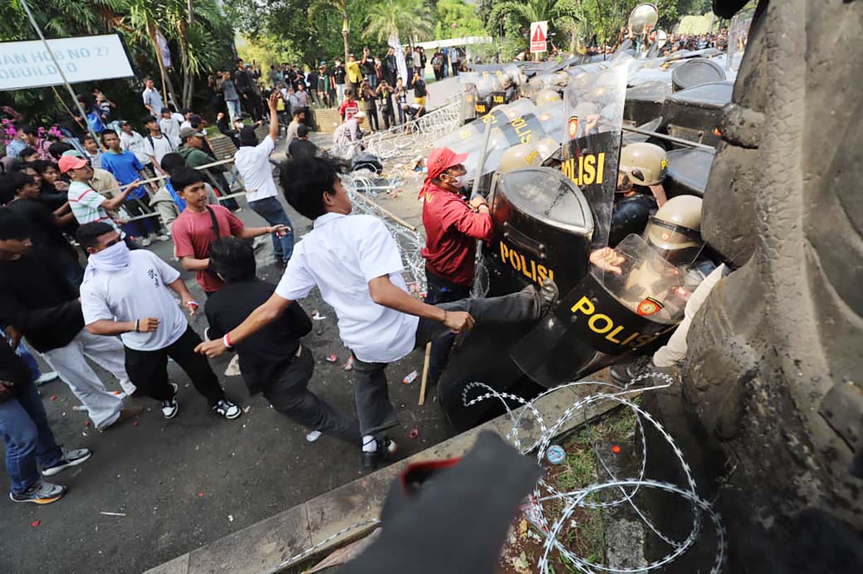 Petugas kepolisian berusaha menerobos massa yang menolak proses eksekusi pengosongan lahan kawasan eks Hotel Sultan di Blok 15 Gelora Bung Karno, Senayan Jakarta, Kamis (18/6/2026).  (Beritanasional.com/Oke Atmaja)