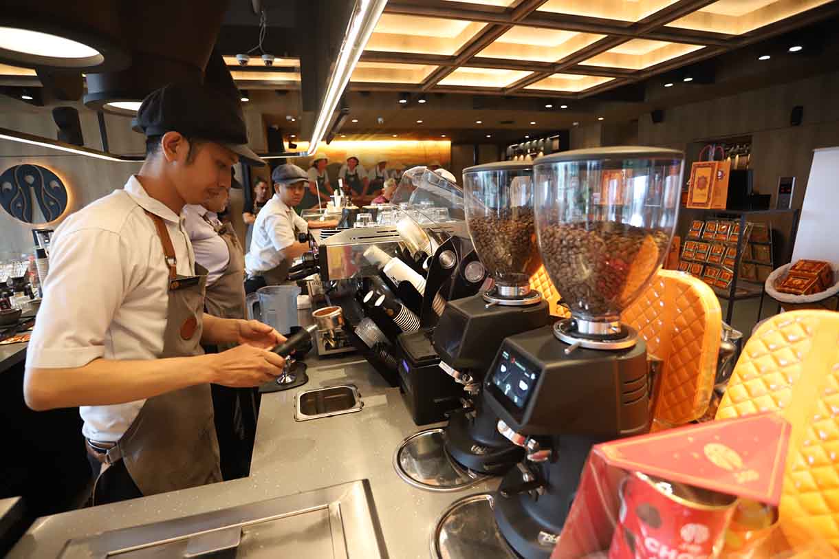Barista menuangkan kopi di salah satu kedai kopi di Jakarta, Senin (8/6/2025) (Beritanasional.com/Oke Atmaja)