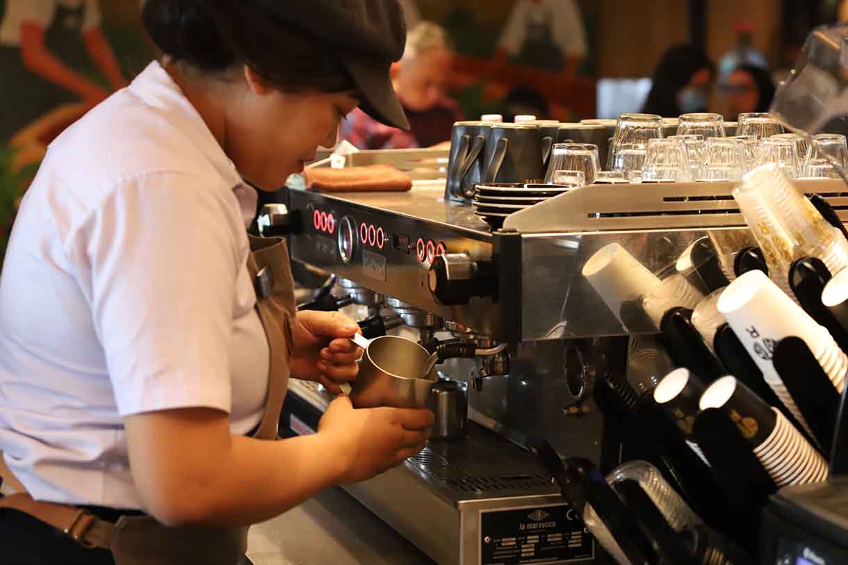 Barista menuangkan kopi di salah satu kedai kopi di Jakarta, Senin (8/6/2025) (Beritanasional.com/Oke Atmaja)