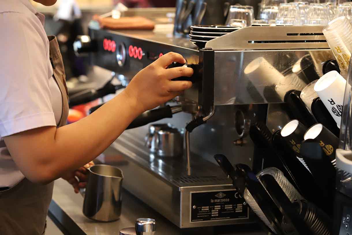 Barista menuangkan kopi di salah satu kedai kopi di Jakarta, Senin (8/6/2025) (Beritanasional.com/Oke Atmaja)