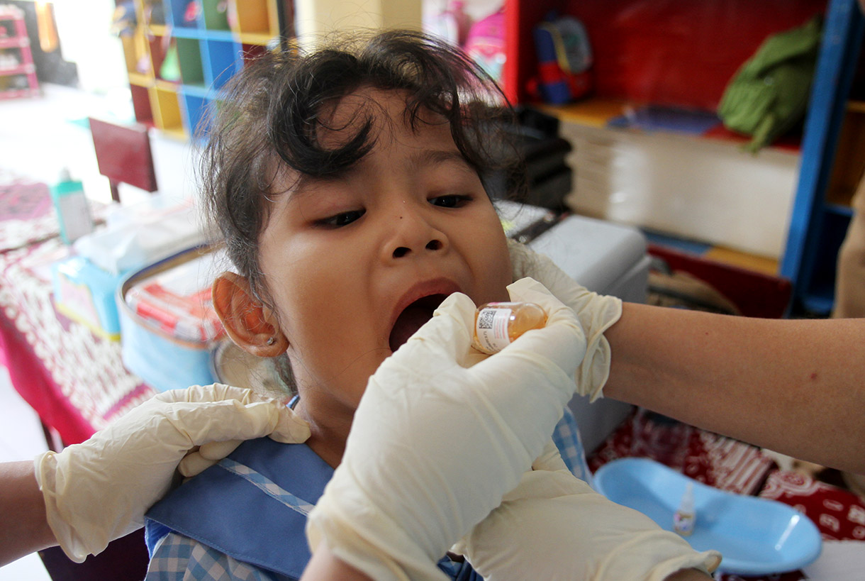 Petugas kesehatan meneteskan vaksin polio kepada seorang anak saat pelaksanaan Sub Pekan Imunisasi Nasional (PIN) Polio di TKN Tegal, Jakarta, Selasa (23/7/2024).(BeritaNasional.com/Oke Atmaja)