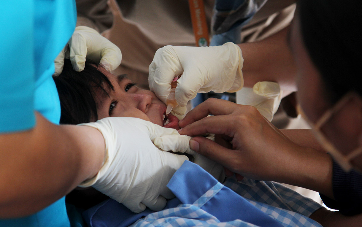 Petugas kesehatan meneteskan vaksin polio kepada seorang anak saat pelaksanaan Sub Pekan Imunisasi Nasional (PIN) Polio di TKN Tegal, Jakarta, Selasa (23/7/2024).(BeritaNasional.com/Oke Atmaja)