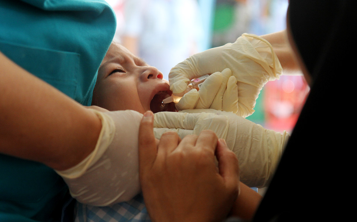 Petugas kesehatan meneteskan vaksin polio kepada seorang anak saat pelaksanaan Sub Pekan Imunisasi Nasional (PIN) Polio di TKN Tegal, Jakarta, Selasa (23/7/2024).(BeritaNasional.com/Oke Atmaja)