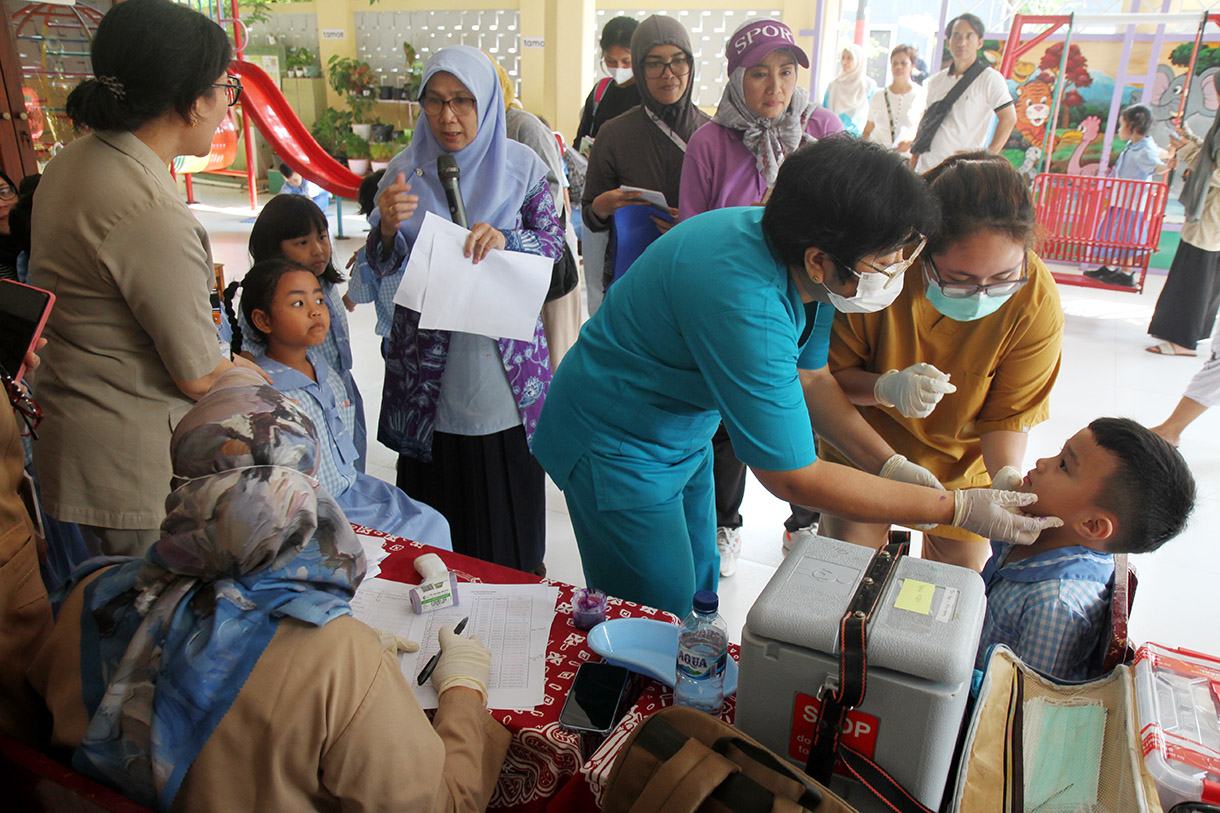 Petugas kesehatan meneteskan vaksin polio kepada seorang anak saat pelaksanaan Sub Pekan Imunisasi Nasional (PIN) Polio di TKN Tegal, Jakarta, Selasa (23/7/2024).(BeritaNasional.com/Oke Atmaja)