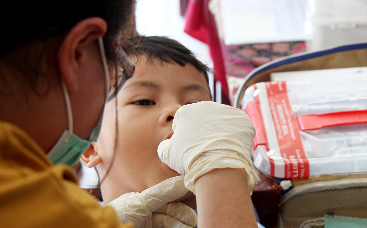 Petugas kesehatan meneteskan vaksin polio kepada seorang anak saat pelaksanaan Sub Pekan Imunisasi Nasional (PIN) Polio di TKN Tegal, Jakarta, Selasa (23/7/2024).(BeritaNasional.com/Oke Atmaja)