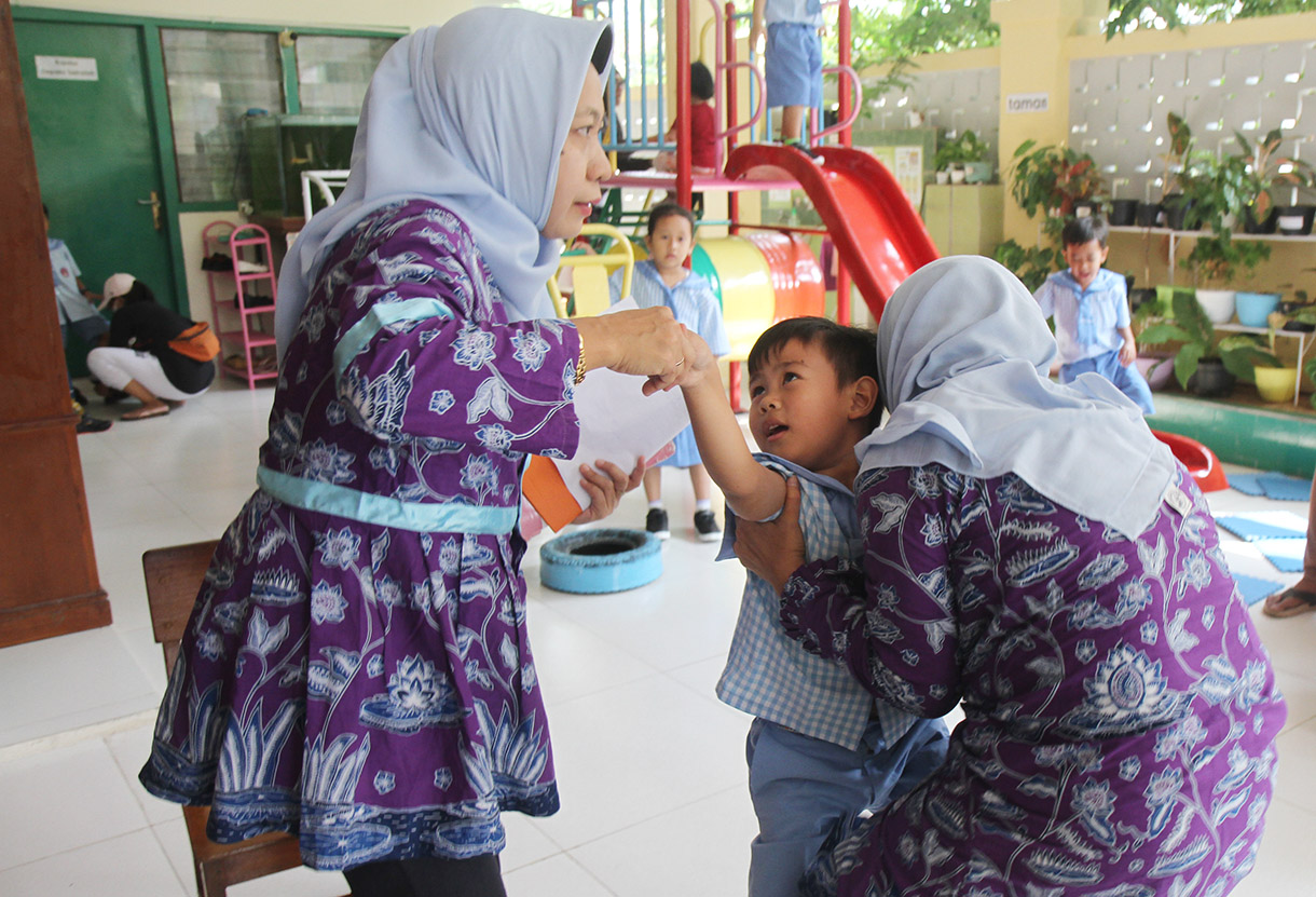 Petugas kesehatan meneteskan vaksin polio kepada seorang anak saat pelaksanaan Sub Pekan Imunisasi Nasional (PIN) Polio di TKN Tegal, Jakarta, Selasa (23/7/2024).(BeritaNasional.com/Oke Atmaja)