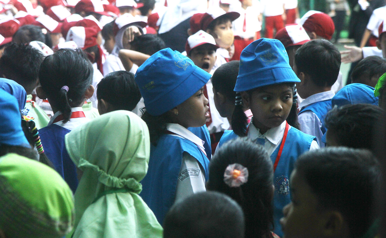 Sejumlah siswa baru mengikuti apel pagi hari pertama masuk sekolah di SDN 02 Pagi, Jakarta, Senin (8/7/2024).Hari  (BeritaNasional.com/Oke Atmaja)