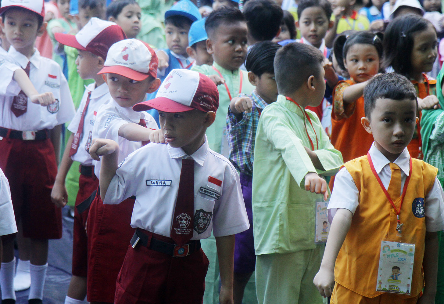 Sejumlah siswa baru mengikuti apel pagi hari pertama masuk sekolah di SDN 02 Pagi, Jakarta, Senin (8/7/2024).Hari  (BeritaNasional.com/Oke Atmaja)