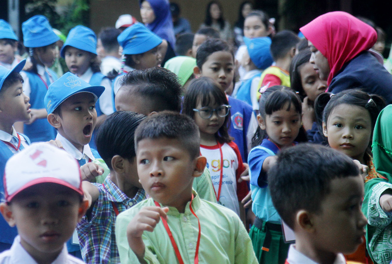 Sejumlah siswa baru mengikuti apel pagi hari pertama masuk sekolah di SDN 02 Pagi, Jakarta, Senin (8/7/2024).Hari  (BeritaNasional.com/Oke Atmaja)