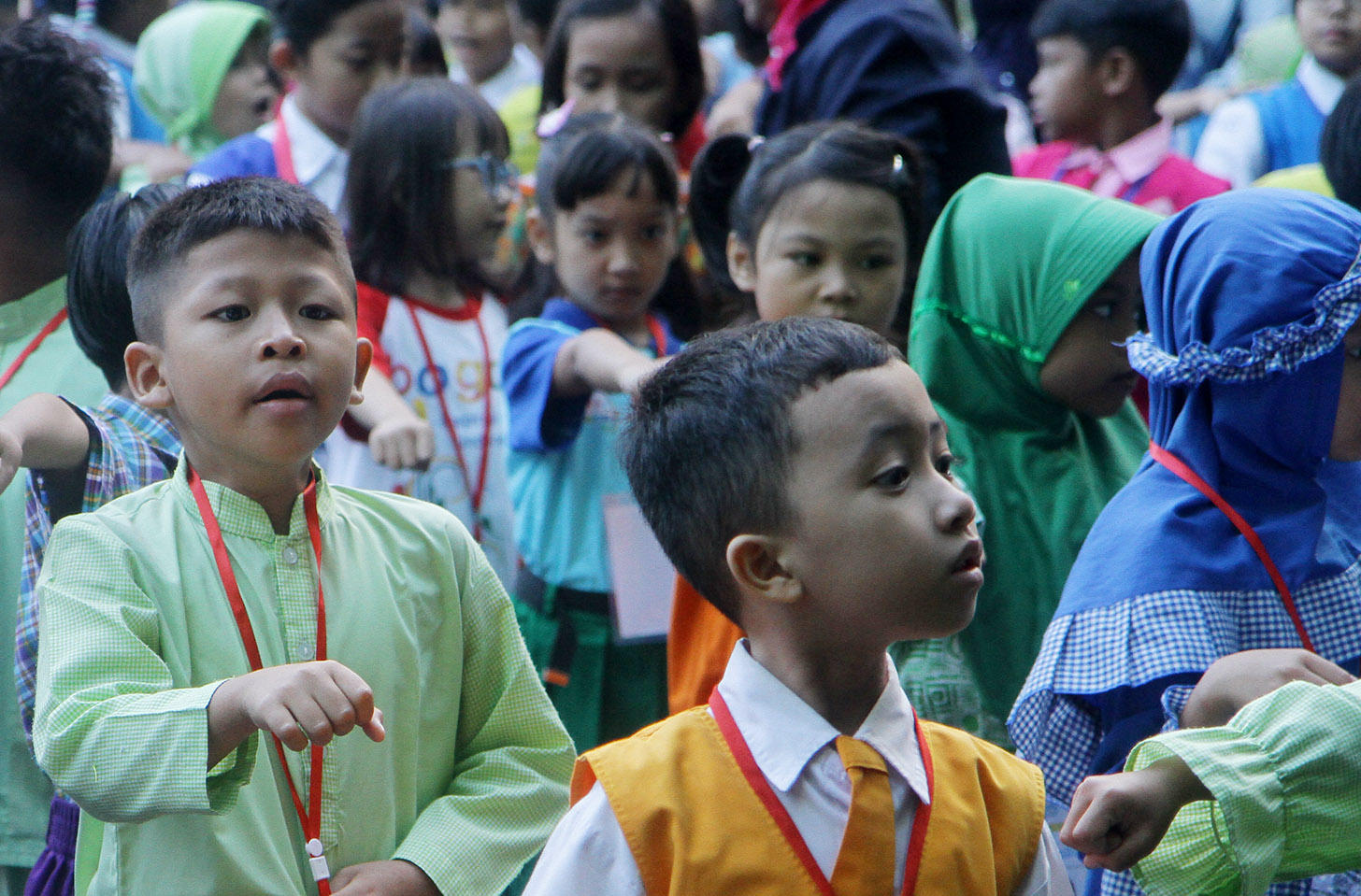 Sejumlah siswa baru mengikuti apel pagi hari pertama masuk sekolah di SDN 02 Pagi, Jakarta, Senin (8/7/2024).Hari  (BeritaNasional.com/Oke Atmaja)