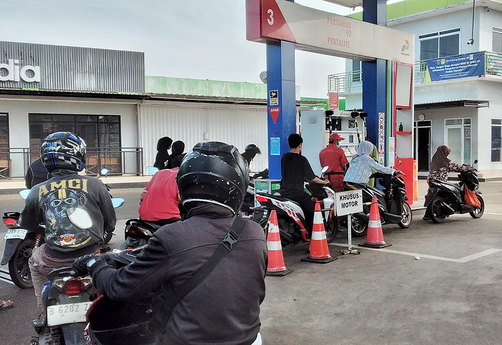 Pengendara motor saat antre mengisi bahan bakar minyak di SPBU. (BeritaNasional/Elvis Sendouw)