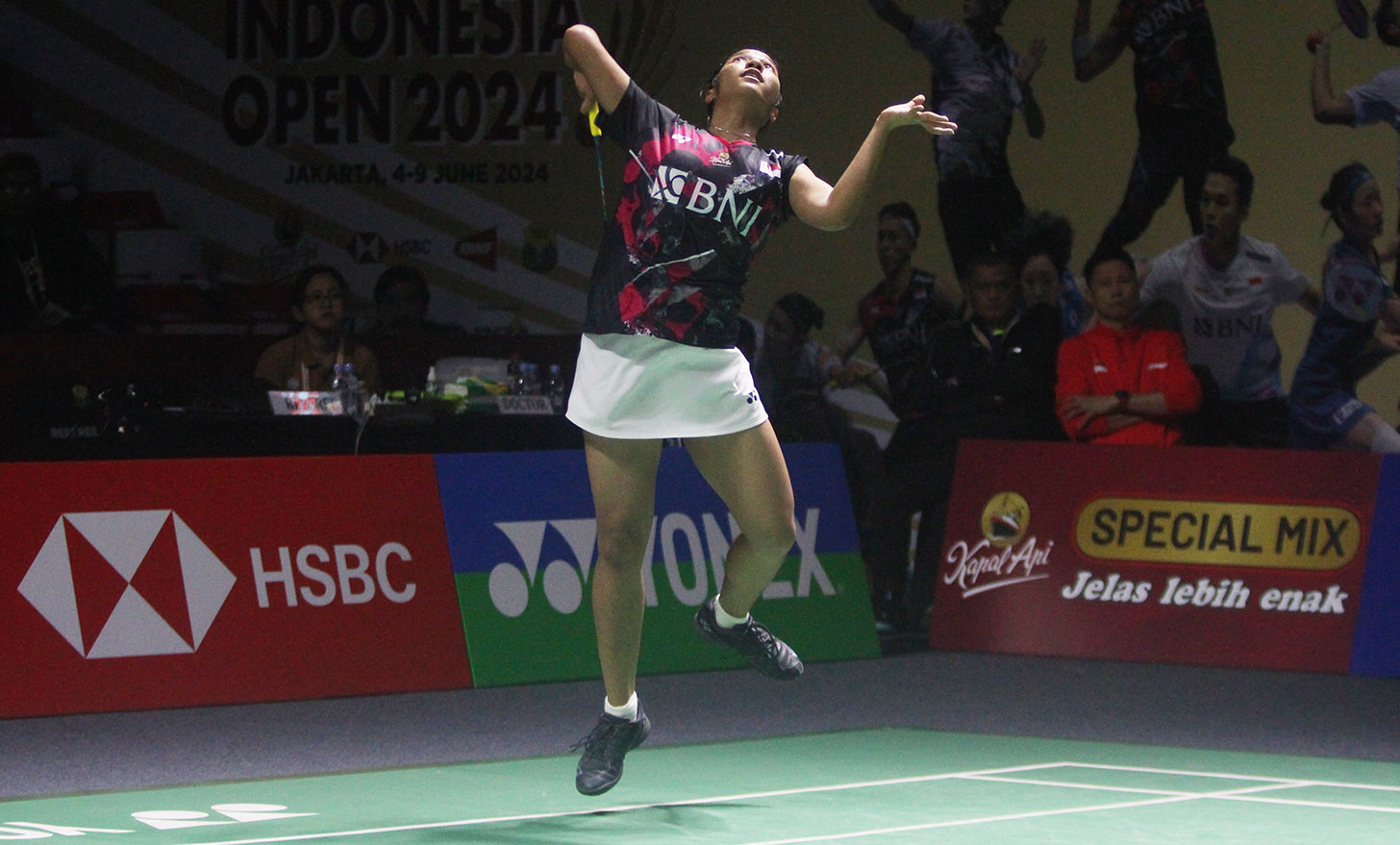 Pebulu tangkis tunggal putri Indonesia Ester Nurumi Tri Wardoyo mengembalikan kok ke arah lawannya tunggal putri China Wang Zhi Chi dalam babak 16 besar Indonesia Open 2024 di Istora Senayan, Jakarta, Kamis (6/6/2024). (BeritaNasional.Com/Oke Atmaja)