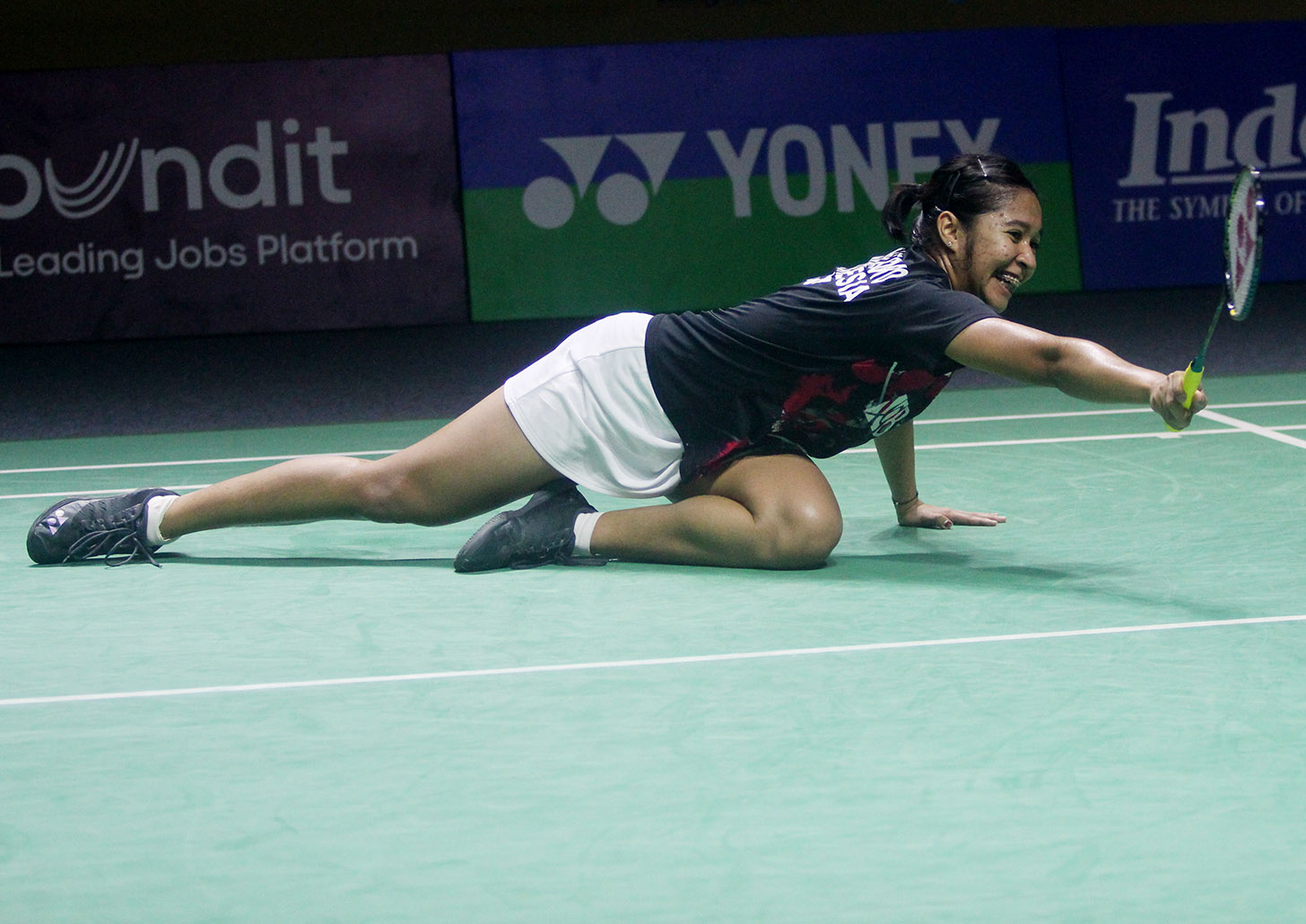 Pebulu tangkis tunggal putri Indonesia Ester Nurumi Tri Wardoyo mengembalikan kok ke arah lawannya tunggal putri China Wang Zhi Chi dalam babak 16 besar Indonesia Open 2024 di Istora Senayan, Jakarta, Kamis (6/6/2024). (BeritaNasional.Com/Oke Atmaja)