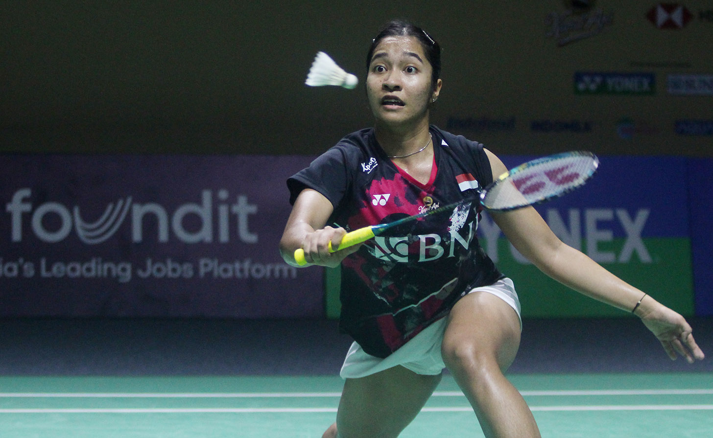 Pebulu tangkis tunggal putri Indonesia Ester Nurumi Tri Wardoyo mengembalikan kok ke arah lawannya tunggal putri China Wang Zhi Chi dalam babak 16 besar Indonesia Open 2024 di Istora Senayan, Jakarta, Kamis (6/6/2024). (BeritaNasional.Com/Oke Atmaja)