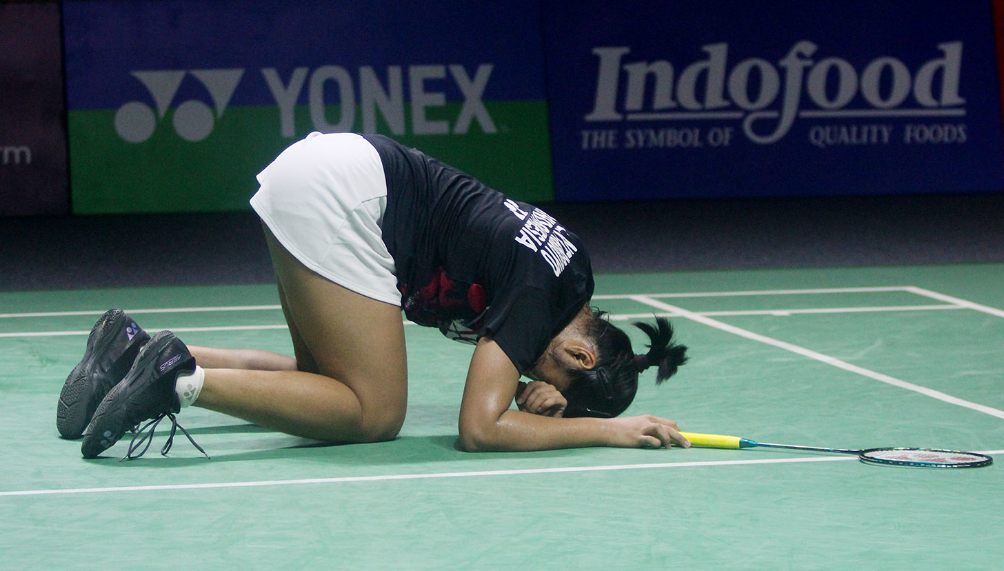 Pebulu tangkis tunggal putri Indonesia Ester Nurumi Tri Wardoyo mengembalikan kok ke arah lawannya tunggal putri China Wang Zhi Chi dalam babak 16 besar Indonesia Open 2024 di Istora Senayan, Jakarta, Kamis (6/6/2024). (BeritaNasional.Com/Oke Atmaja)