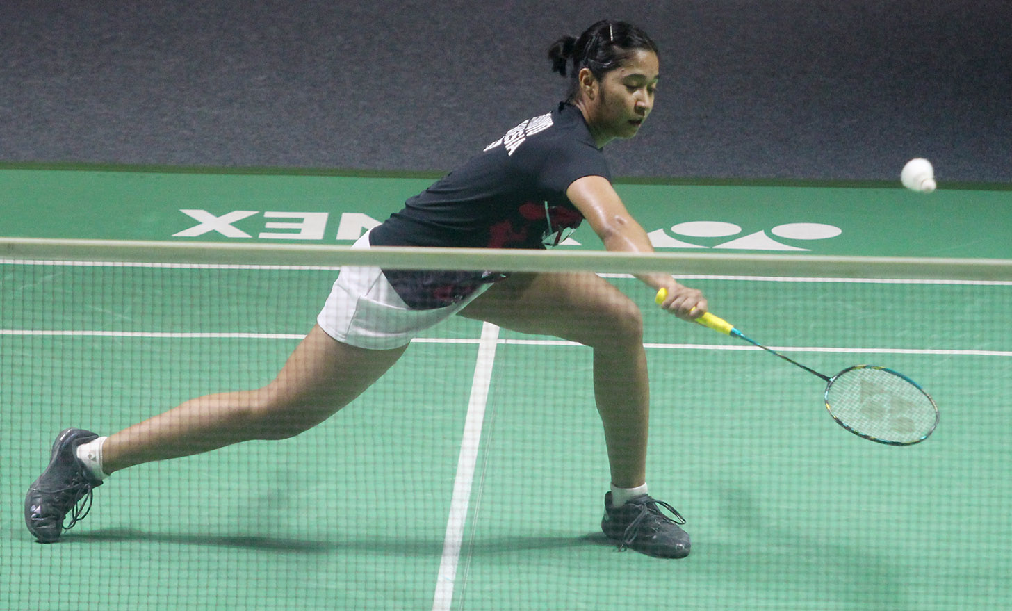 Pebulu tangkis tunggal putri Indonesia Ester Nurumi Tri Wardoyo mengembalikan kok ke arah lawannya tunggal putri China Wang Zhi Chi dalam babak 16 besar Indonesia Open 2024 di Istora Senayan, Jakarta, Kamis (6/6/2024). (BeritaNasional.Com/Oke Atmaja)