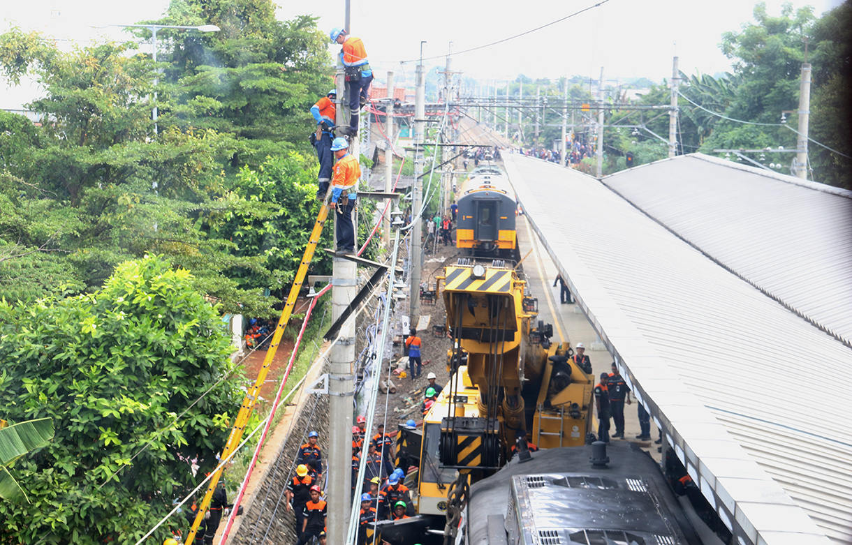 KRL Commuterline dan KA Argo Bromo Anggrek  mengalami kecelakaan (Beritanasional.com/Oke Atmaja)