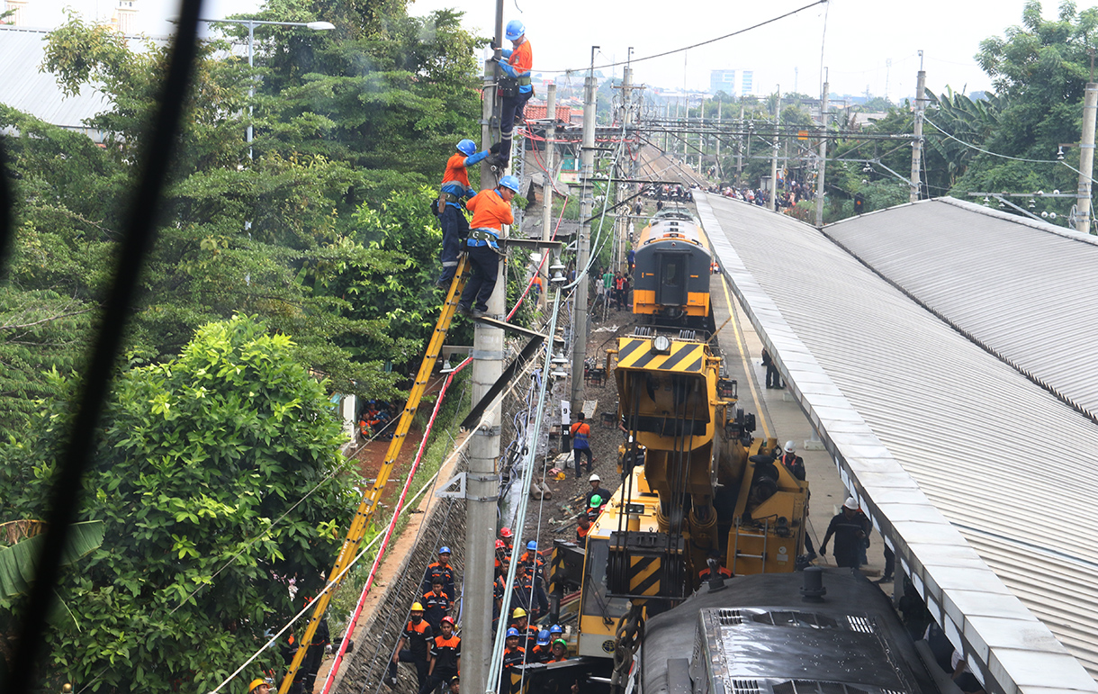 Petugas mengevakuasi gerbong KRL Commuterline dan KA Argo Bromo Anggrek relasi Gambir-Surabaya Pasar Turi pascakecelakaan di Stasiun Bekasi Timur, Bekasi, Jawa Barat, Selasa (28/4/2026). (Beritanasional.com/Oke Atmaja)