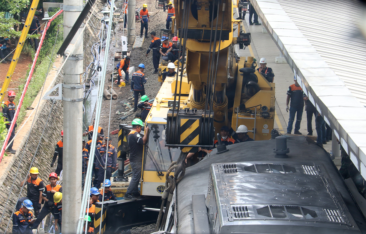 Evakuasi gerbong KRL dan KA Argo Bromo Anggrek relasi Gambir-Surabaya Pasar Turi pascakecelakaan di Stasiun Bekasi Timur, Bekasi, Jabar, Selasa (28/4/2026). (Beritanasional.com/Oke Atmaja)
