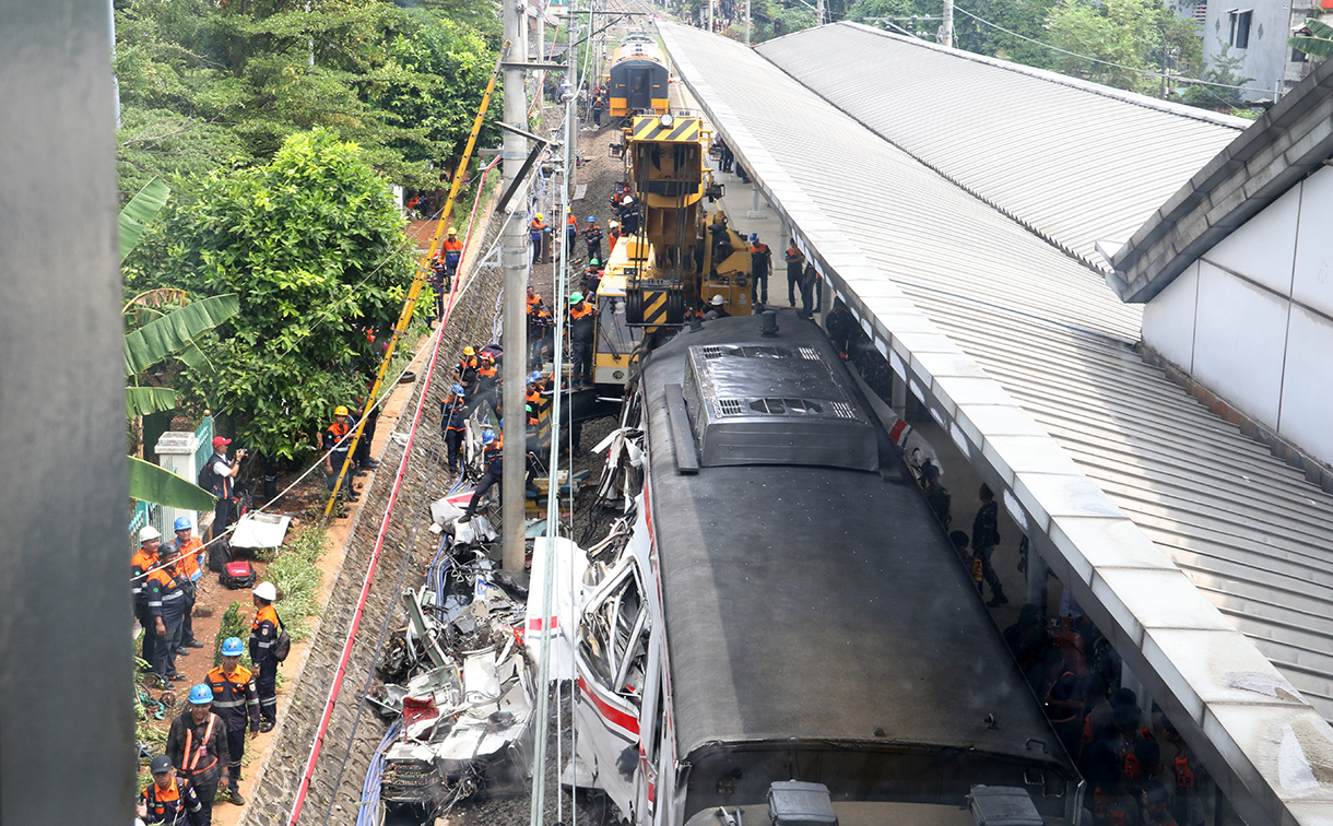 Petugas mengevakuasi gerbong KRL Commuterline dan KA Argo Bromo Anggrek relasi Gambir-Surabaya Pasar Turi pascakecelakaan di Stasiun Bekasi Timur, Bekasi, Jawa Barat, Selasa (28/4/2026). (Beritanasional.com/Oke Atmaja)