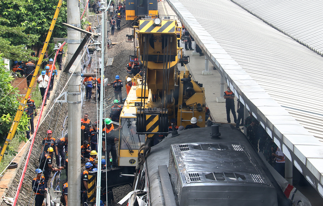 Petugas mengevakuasi gerbong KRL Commuterline dan KA Argo Bromo Anggrek relasi Gambir-Surabaya Pasar Turi pascakecelakaan di Stasiun Bekasi Timur, Bekasi. (Beritanasional.com/Oke Atmaja)