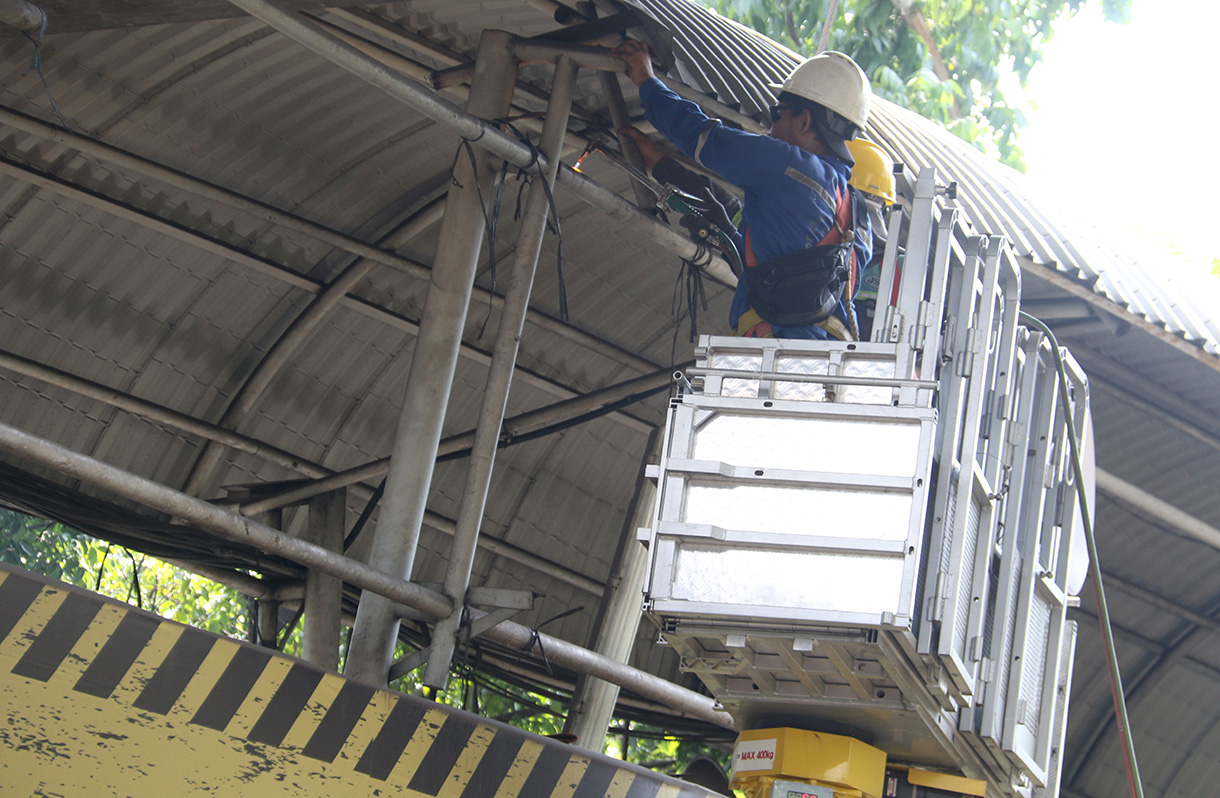 Petugas melakukan proses evakuasi truk bermuatan alat berat yang menabrak jembatan penyeberangan orang (JPO) di Jalan Kapten Tendean, Jakarta, Selasa (14/7/2026).  (Beritanasional.com/Oke Atmaja)
