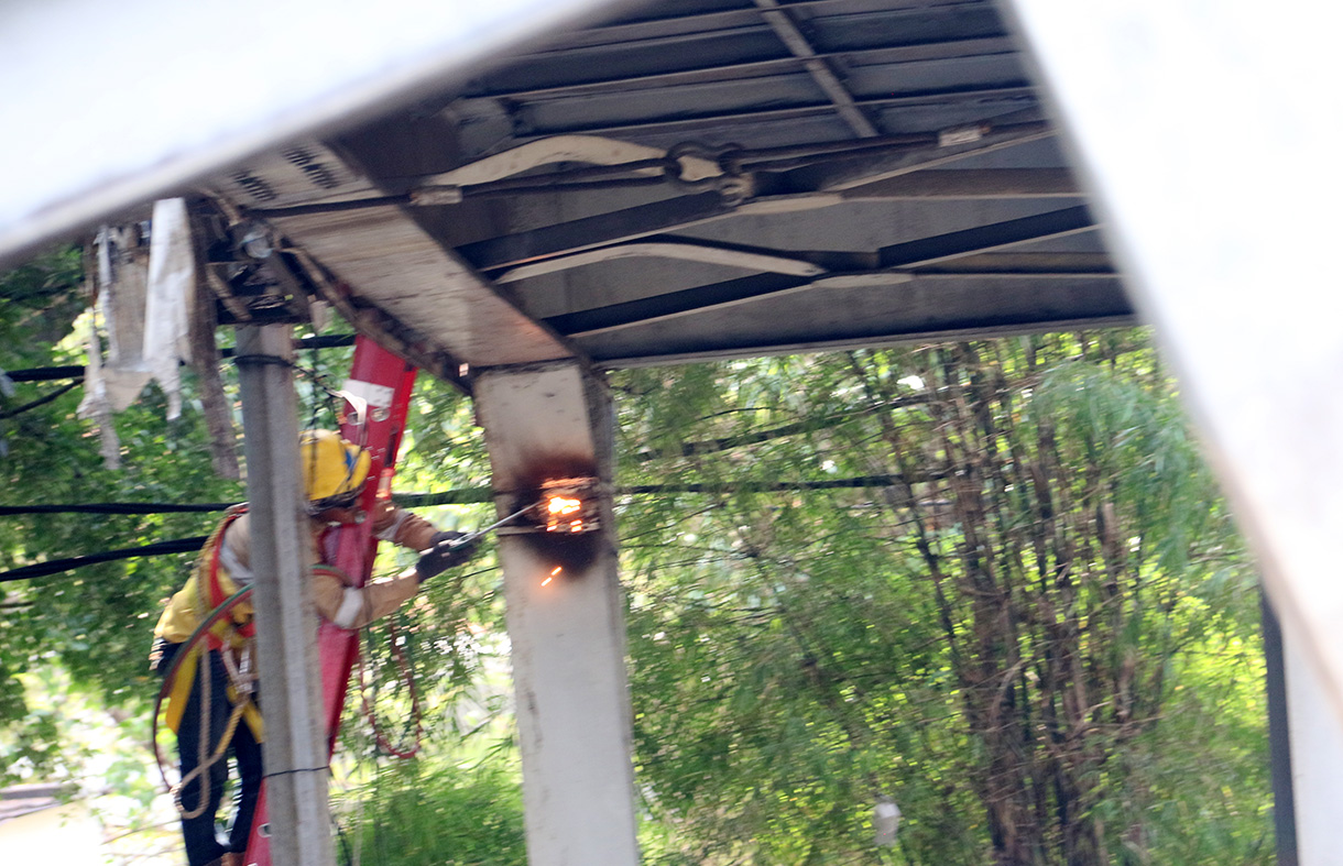 Petugas melakukan proses evakuasi truk bermuatan alat berat yang menabrak jembatan penyeberangan orang (JPO) di Jalan Kapten Tendean, Jakarta, Selasa (14/7/2026).  (Beritanasional.com/Oke Atmaja)