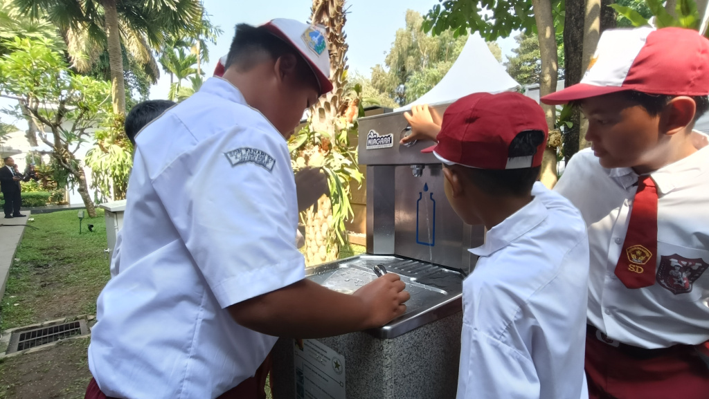 Fasilitas Air Layak Minum Untuk Kurangi Penggunaan Botol Plastik Siswa meminum air dari keran air siap minum di Jakarta, Rabu (28/5/2025). (Berita nasional.com/Oke Atmaja)