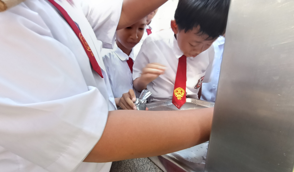 Fasilitas Air Layak Minum Untuk Kurangi Penggunaan Botol Plastik Siswa meminum air dari keran air siap minum di Jakarta, Rabu (28/5/2025). (Berita nasional.com/Oke Atmaja)