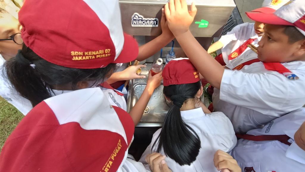 Fasilitas Air Layak Minum Untuk Kurangi Penggunaan Botol Plastik Siswa meminum air dari keran air siap minum di Jakarta, Rabu (28/5/2025). (Berita nasional.com/Oke Atmaja)