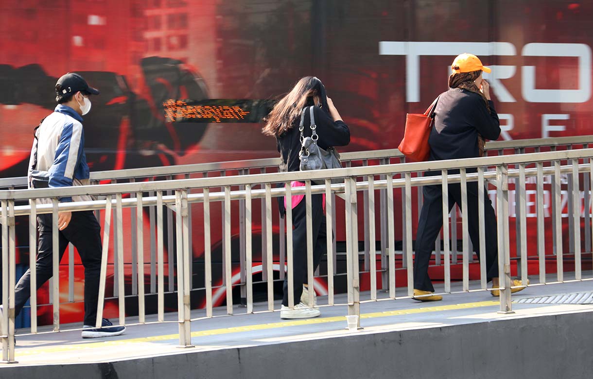 Warga mengenakan penutup kepala saat cuaca terik di kawasan Bundaran HI, Jakarta, Rabu (15/10/2025). (Beritanasional.com/Oke Atmaja)
