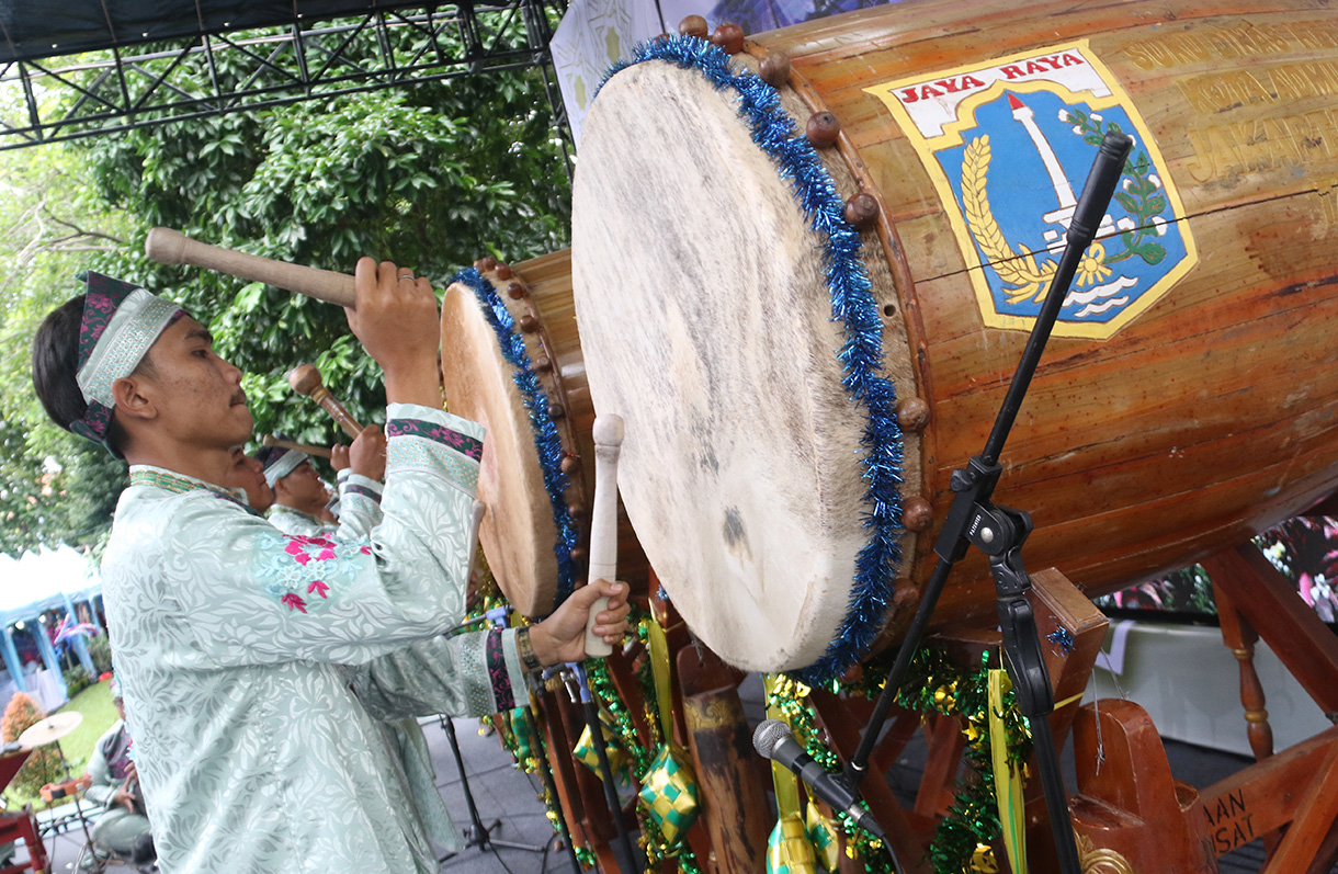 Peserta menampilkan atraksi dalam Festival Bedug 2026 di Masjid Sunda Kelapa,Jakarta Selasa (24/2/2026). (Beritanasional.com/Oke Atmaja)