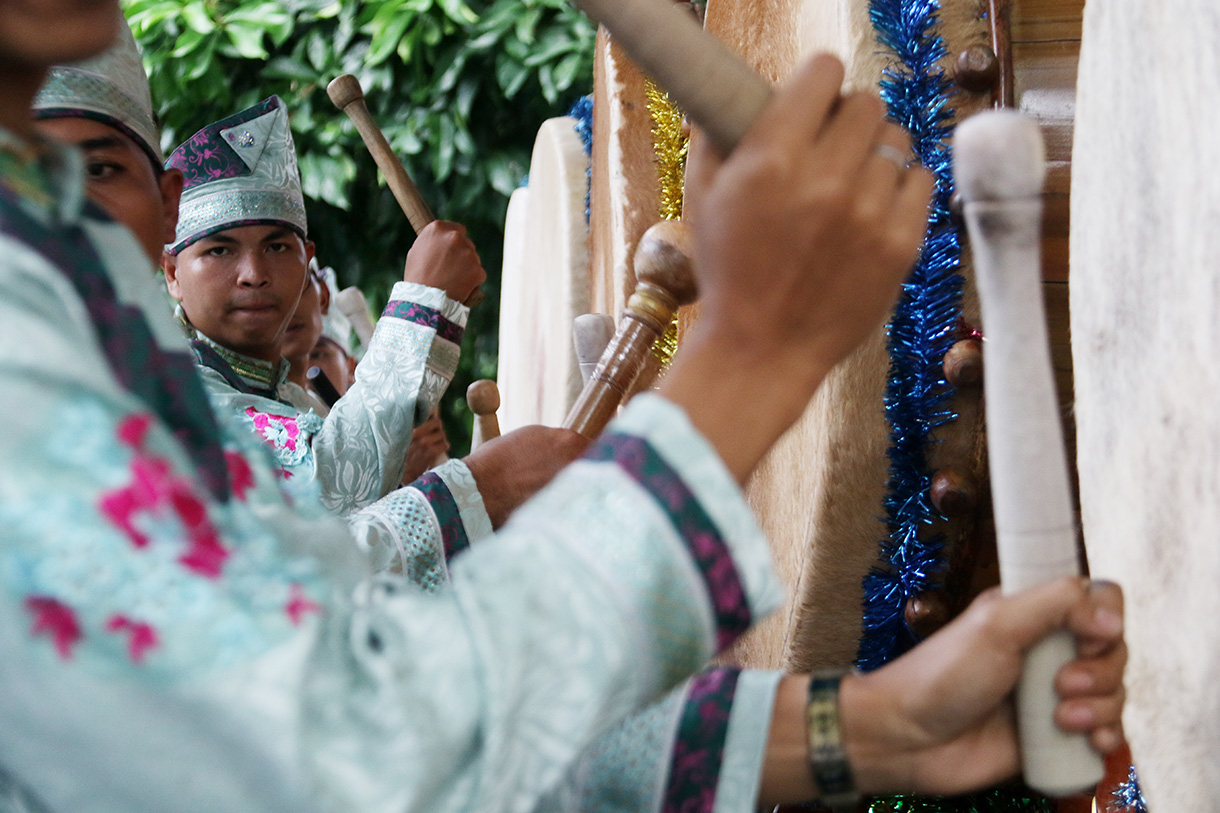 Peserta menampilkan atraksi dalam Festival Bedug 2026 di Masjid Sunda Kelapa,Jakarta Selasa (24/2/2026). (Beritanasional.com/Oke Atmaja)