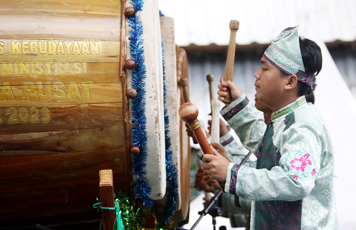 Peserta menampilkan atraksi dalam Festival Bedug 2026 di Masjid Sunda Kelapa,Jakarta Selasa (24/2/2026). (Beritanasional.com/Oke Atmaja)