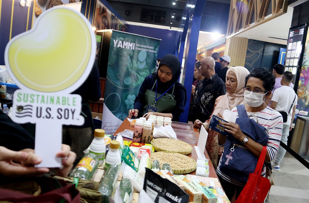 Pengunjung membatik di katun dari Amerika di Sarinah, Jakarta, Minggu (1/2/2026).(Beritanasional.com/Oke Atmaja)
