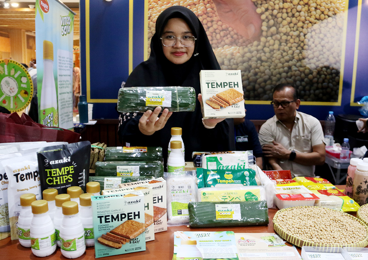 Pengunjung membatik di katun dari Amerika di Sarinah, Jakarta, Minggu (1/2/2026).(Beritanasional.com/Oke Atmaja)