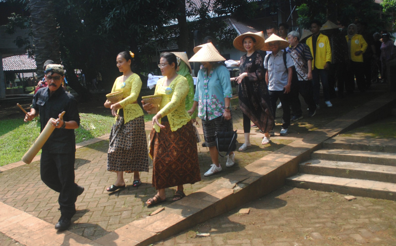 Pusat Penelitian Kemasyarakatan dan Budaya (PPKB) Fakultas Ilmu Pengetahuan Budaya Universitas Indonesia (FIB UI) melakukan tanam Sorgum. (BeritaNasional/Elvis Sendouw/HO FIB UI)