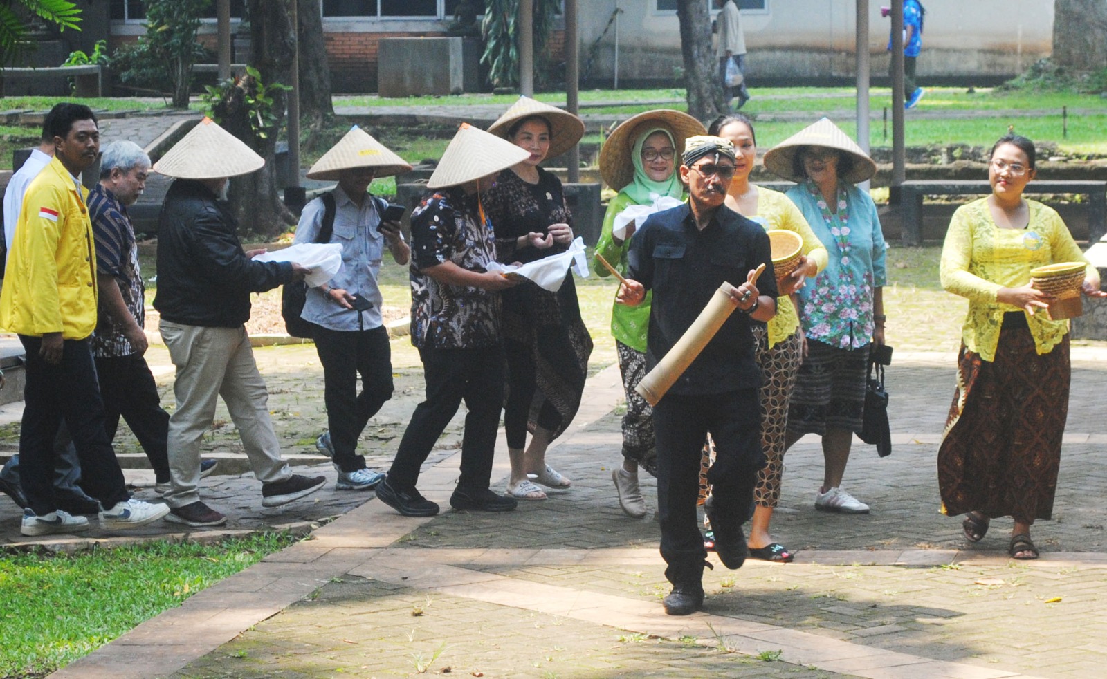 Pusat Penelitian Kemasyarakatan dan Budaya (PPKB) Fakultas Ilmu Pengetahuan Budaya Universitas Indonesia (FIB UI) melakukan tanam Sorgum. (BeritaNasional/Elvis Sendouw/HO FIB UI)