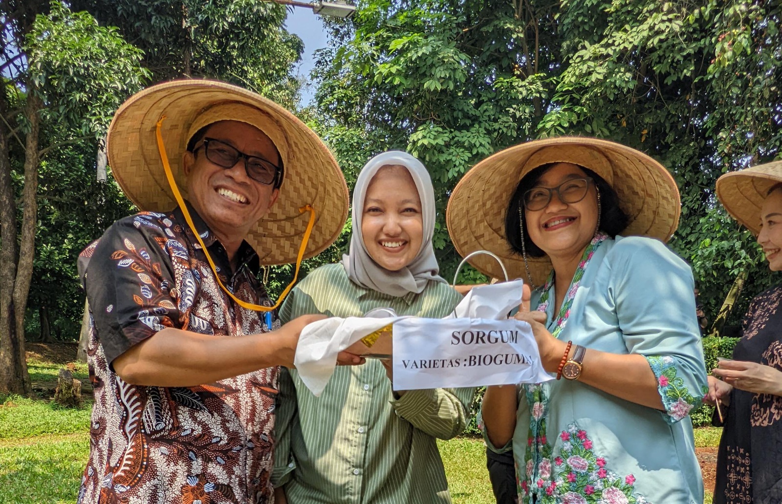 Pusat Penelitian Kemasyarakatan dan Budaya (PPKB) Fakultas Ilmu Pengetahuan Budaya Universitas Indonesia (FIB UI) melakukan tanam Sorgum. (BeritaNasional/Elvis Sendouw/HO FIB UI)