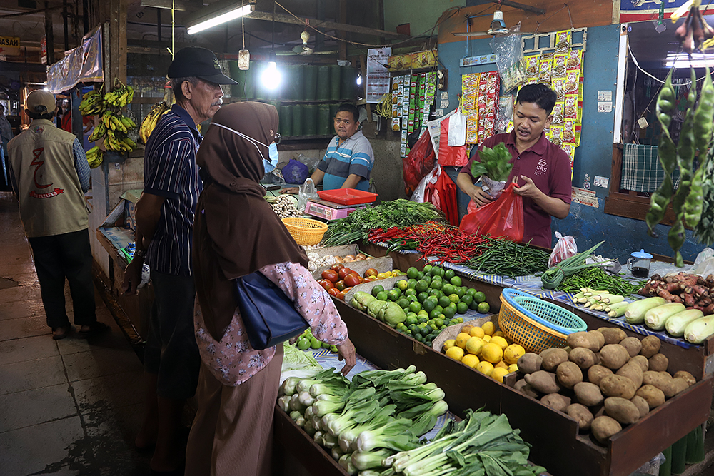 Suasana jual beli bahan pangan di pasar Agung Depok. (BeritaNasional/Elvis Sendouw)