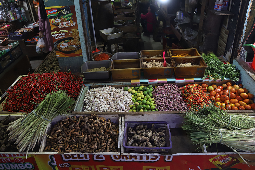 Suasana jual beli bahan pangan di pasar Agung Depok. (BeritaNasional/Elvis Sendouw)