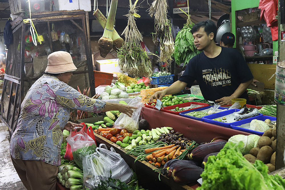 Suasana jual beli bahan pangan di pasar Agung Depok. (BeritaNasional/Elvis Sendouw)