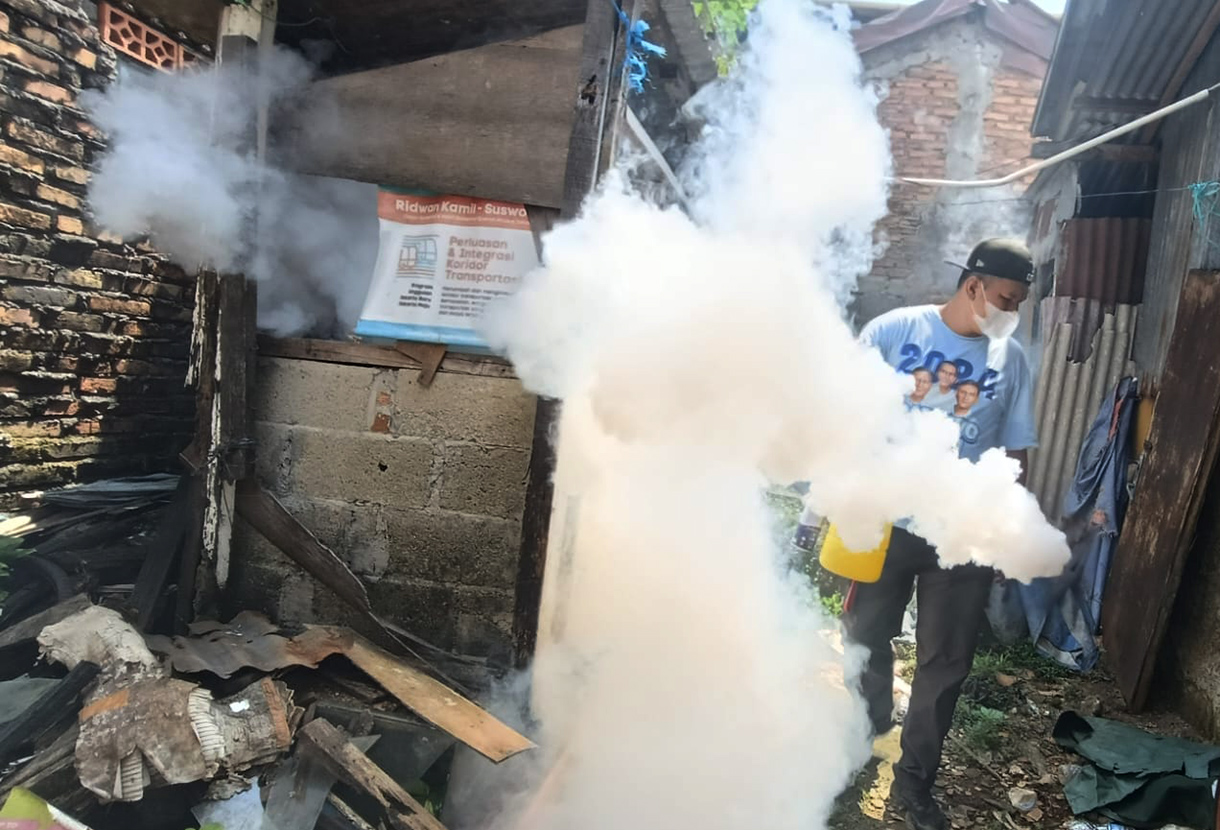Petugas melakukan fogging atau pengasapan di perkampungan Menteng Jaya, Jakarta, Sabtu(25/4/2026).  (Beritanasional.com/Oke Atmaja)