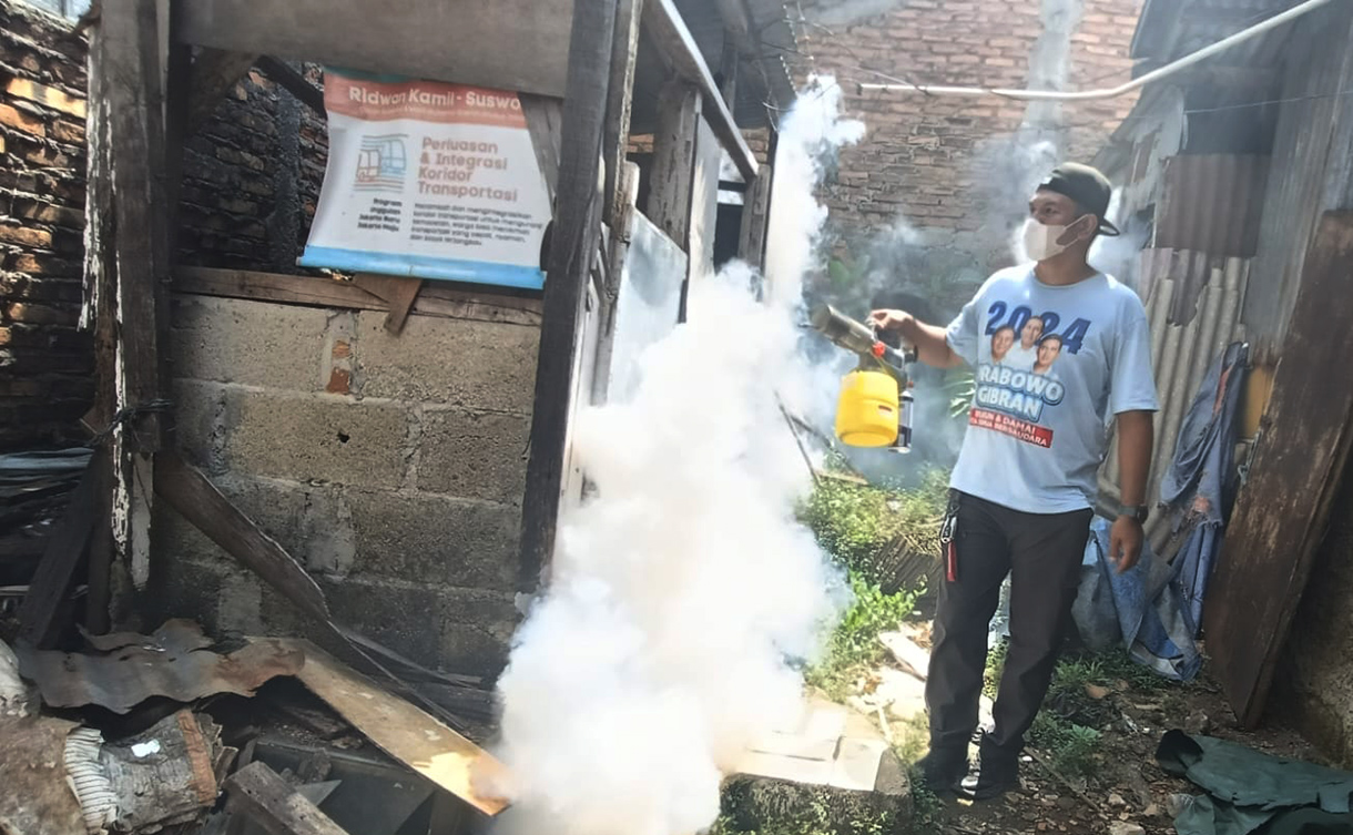 Petugas melakukan fogging atau pengasapan di perkampungan Menteng Jaya, Jakarta, Sabtu(25/4/2026).  (Beritanasional.com/Oke Atmaja)
