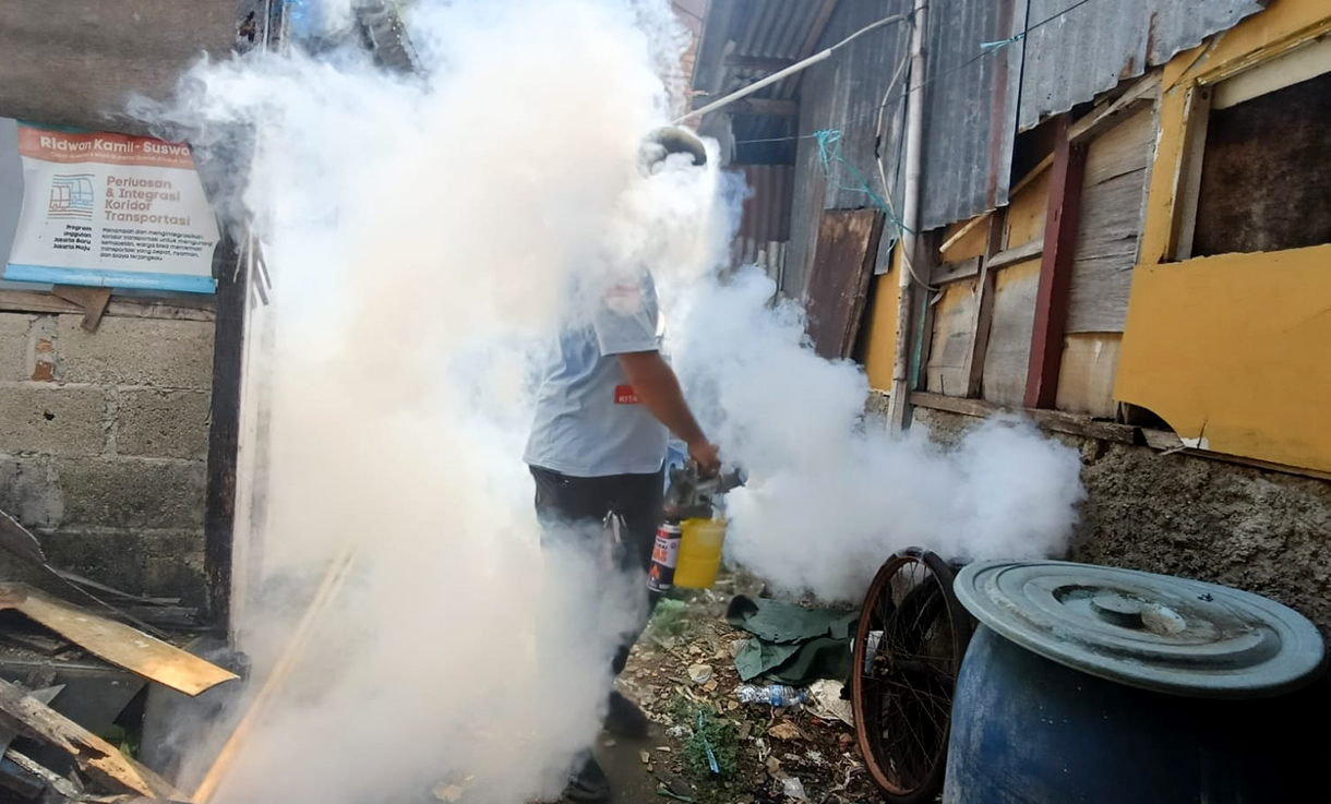 Petugas melakukan fogging atau pengasapan di perkampungan Menteng Jaya, Jakarta, Sabtu(25/4/2026).  (Beritanasional.com/Oke Atmaja)
