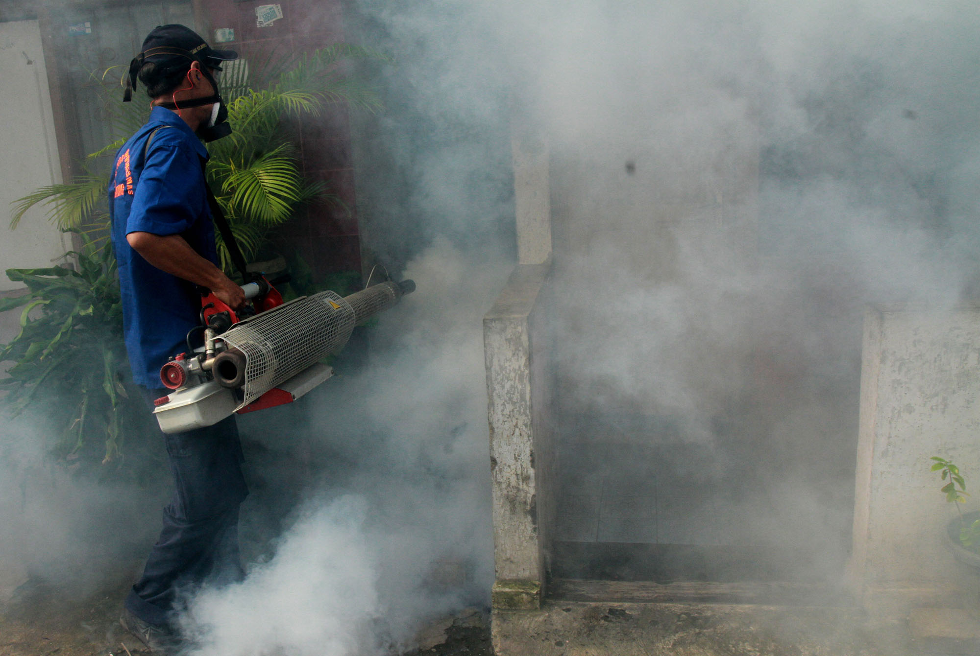 Petugas melakukan pengasapan atau fogging di kawasan pemukiman padat penduduk, Menteng Jaya, Jakarta Pusat, Kamis, (25/4/2024).(BeritaNasional.com/Oke Atmaja)