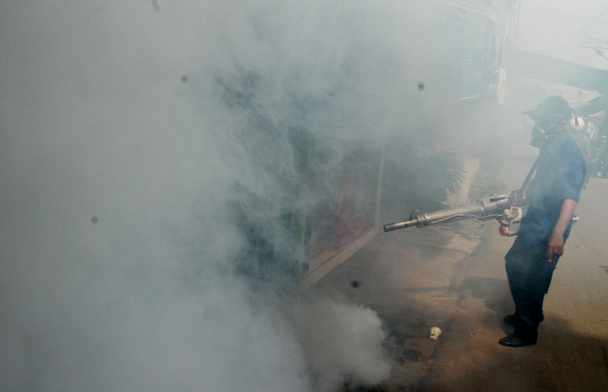 Petugas melakukan pengasapan atau fogging di kawasan pemukiman padat penduduk, Menteng Jaya, Jakarta Pusat, Kamis, (25/4/2024).(BeritaNasional.com/Oke Atmaja)