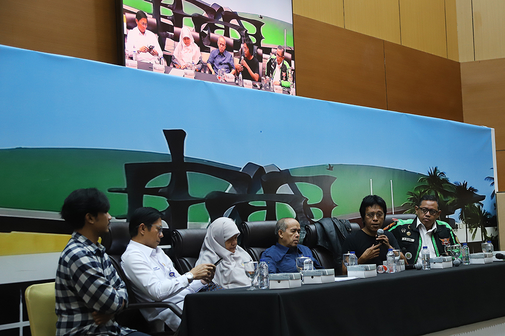 Forum Legislasi Tema: “Efisiensi RUU Transportasi Online " Biro Pemberitaan DPR RI menggelar Forum Legislasi dengan tema: “Efisiensi RUU Transportasi Online " di Ruang PPIP Gedung Nusantara I DPR RI, Senayan Jakarta. (BeritaNasional/Elvis Sendouw)