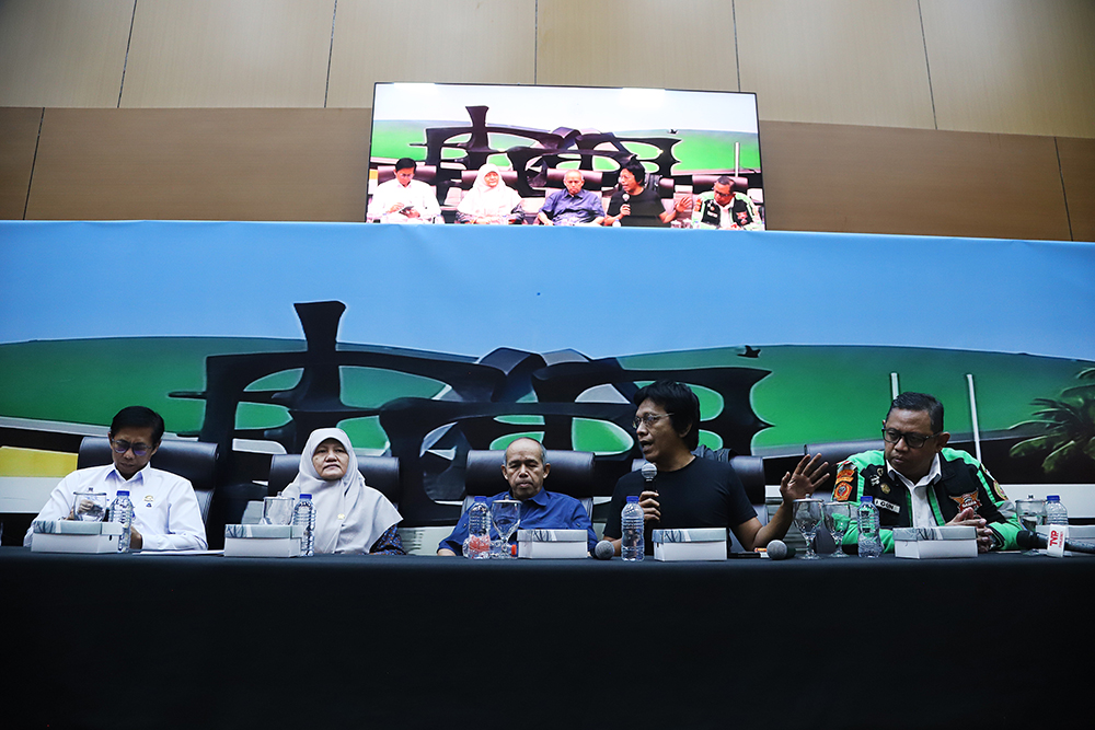 Forum Legislasi Tema: “Efisiensi RUU Transportasi Online " Biro Pemberitaan DPR RI menggelar Forum Legislasi dengan tema: “Efisiensi RUU Transportasi Online " di Ruang PPIP Gedung Nusantara I DPR RI, Senayan Jakarta. (BeritaNasional/Elvis Sendouw)